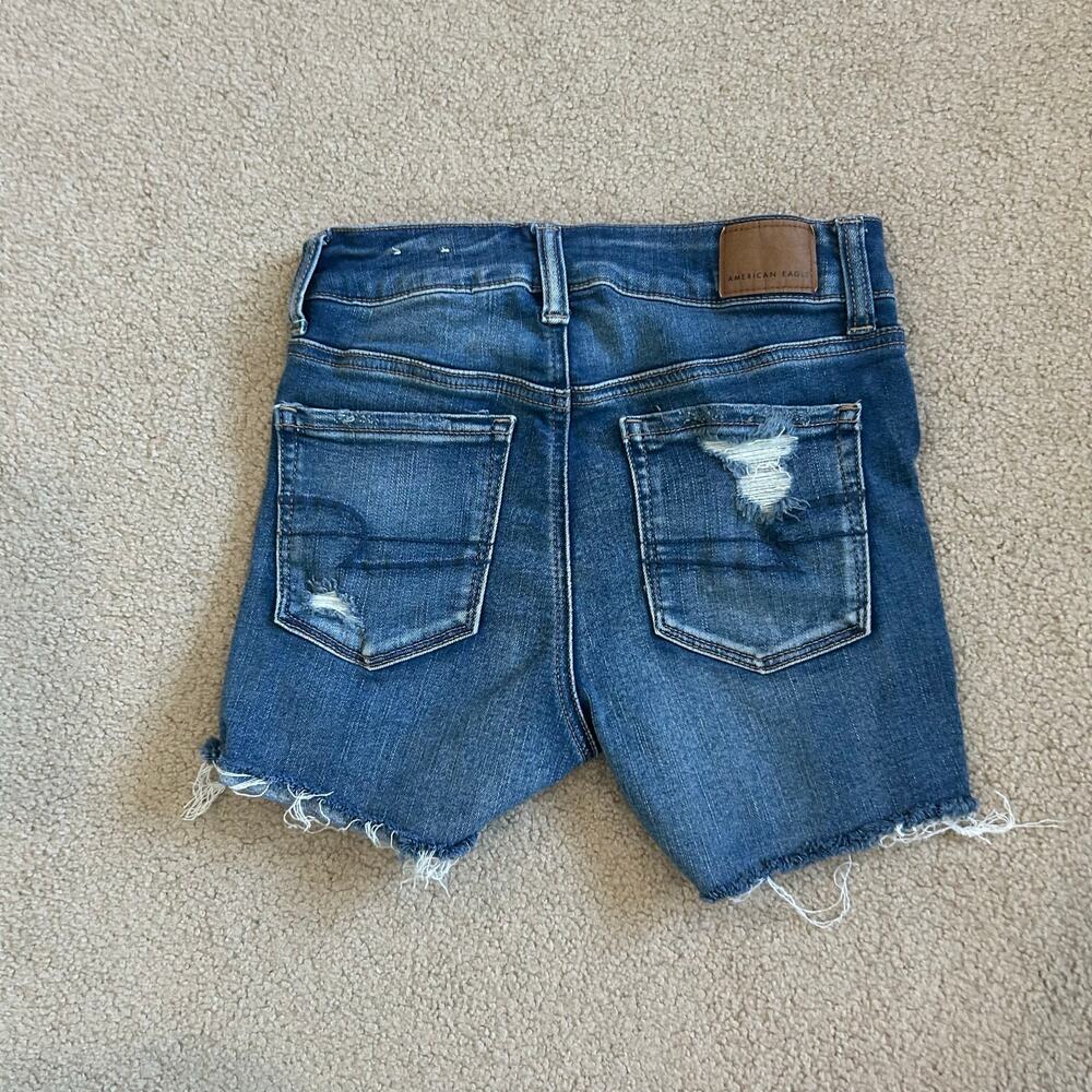 American Eagle Hi-Rise Shortie Medium Wash Blue Distressed Raw Hem Ripped Size 0 - Picture 3 of 6